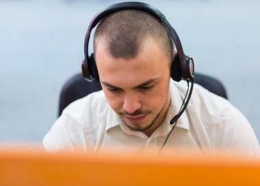 Kendine güvenen erkek müşteri hizmetleri temsilcisi ile portresi 
