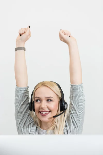 Primer plano de mujer rubia con auriculares — Foto de Stock