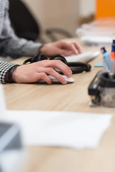 Las manos del hombre trabajando con el ratón de la computadora y teclado de la computadora — Foto de Stock