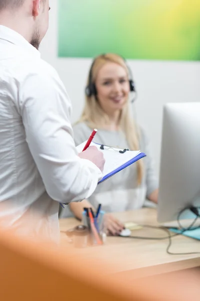 Groep mensen die in het kantoor werken — Stockfoto