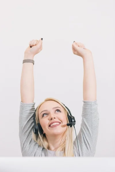 Primo piano della donna bionda con le cuffie — Foto Stock