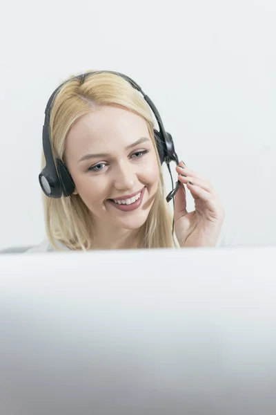 Mujer de negocios hablando por teléfono mientras trabaja en su computadora — Foto de Stock