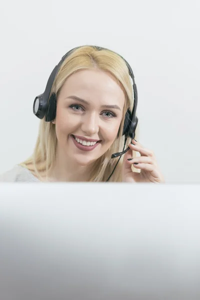 Närbild av blond kvinna med hörlurar — Stockfoto