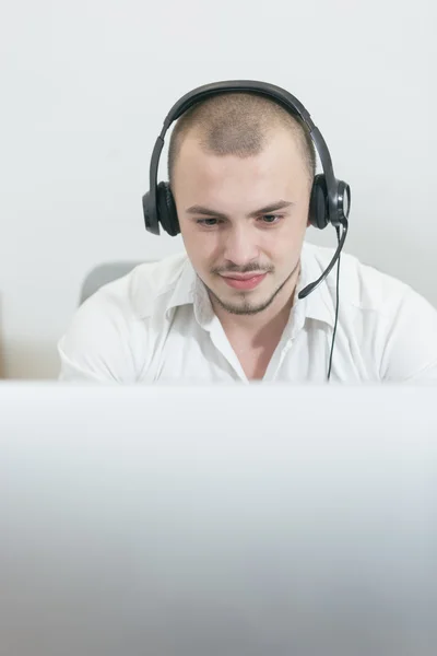 Lächelnder Assistent mit Headset im Call Center — Stockfoto