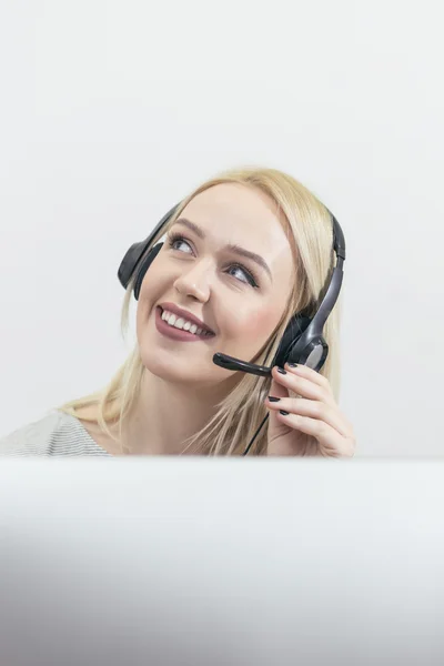 Empresária falando ao telefone enquanto trabalhava em seu computador — Fotografia de Stock