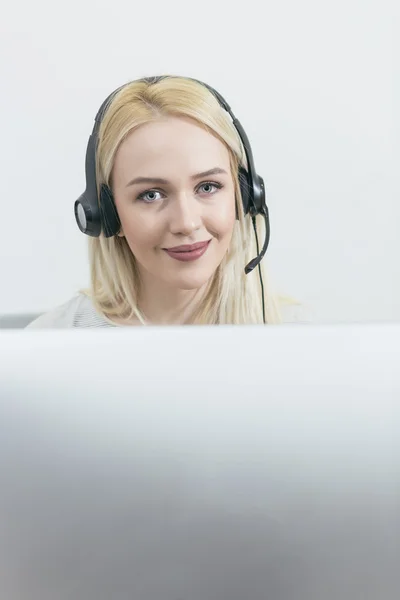 Primer plano de mujer rubia con auriculares — Foto de Stock