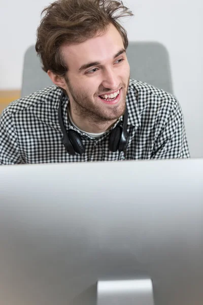 Hombre mirando una pantalla de ordenador, pensando en el trabajo a mano — Foto de Stock