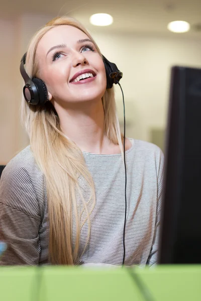 Jong meisje met koptelefoon — Stockfoto