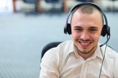 İş ile memnun. Bilgisayarda çalışan mutlu genç adam wh