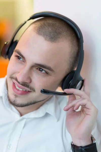 Junge Callcenter-Agentin spricht mit Kunden — Stockfoto