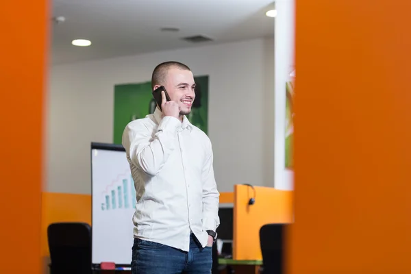 Retrato de un hombre serio y confiado jefe que tiene el teléfono móvil con — Foto de Stock