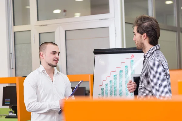 Business friends discussing brainstorming og ideer på møte i – stockfoto