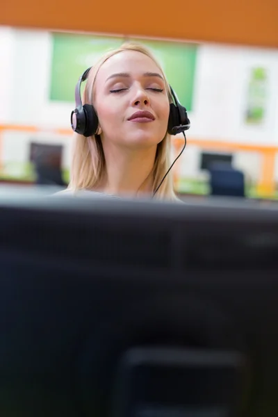 Retrato de una joven mujer de negocios usando computadora en la oficina — Foto de Stock