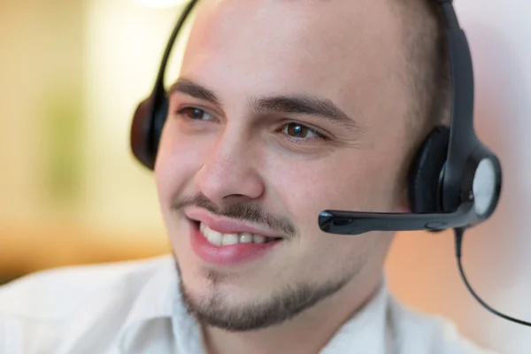 Jonge call center agent spreken met klant — Stockfoto