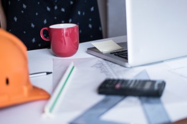 erkek mimar ofis dizüstü kullanarak resim kırpılmış