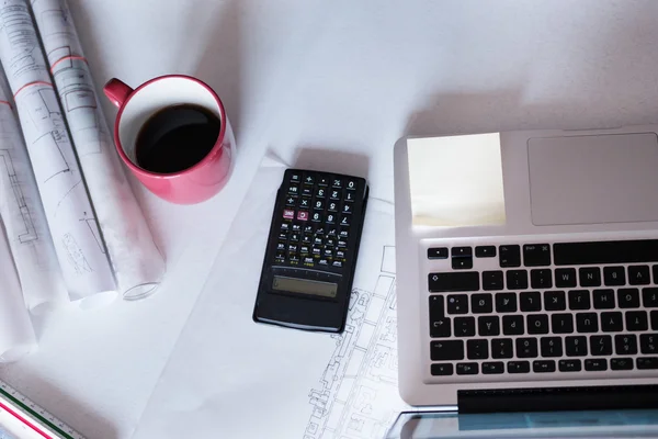 Abgeschnittenes Bild eines männlichen Architekten mit Laptop im Büro — Stockfoto