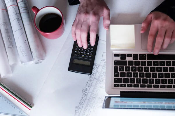 Arquitecto trabajando en el plano. Arquitectos lugar de trabajo - arquitecto — Foto de Stock