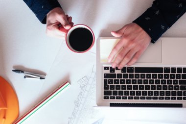 Planı üzerinde çalışan mimar. Mimarlar işyeri - mimar