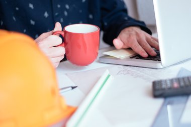 erkek mimar ofis dizüstü kullanarak resim kırpılmış