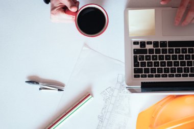 Planı üzerinde çalışan mimar. Mimarlar işyeri - mimar