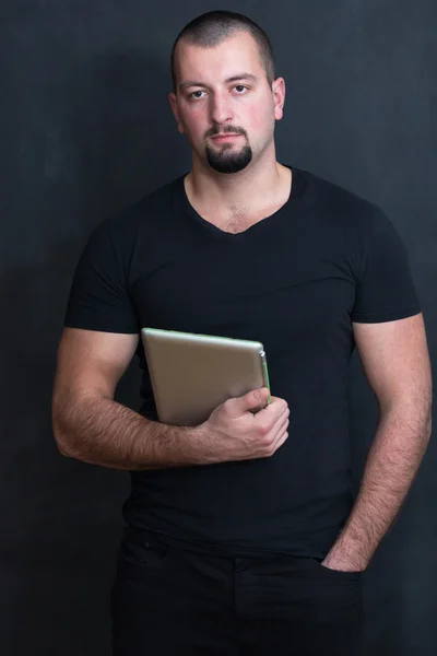 Retrato de un hombre frente a una pizarra con tableta digital — Foto de Stock