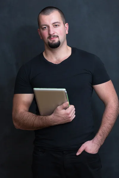 Retrato de un hombre frente a una pizarra con tableta digital — Foto de Stock
