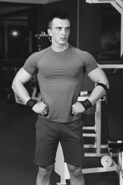 Retrato de un hombre serio con los brazos cruzados en el gimnasio — Foto de Stock