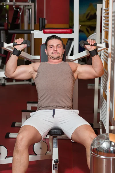 Atleta joven levantando pesas en el gimnasio —  Fotos de Stock