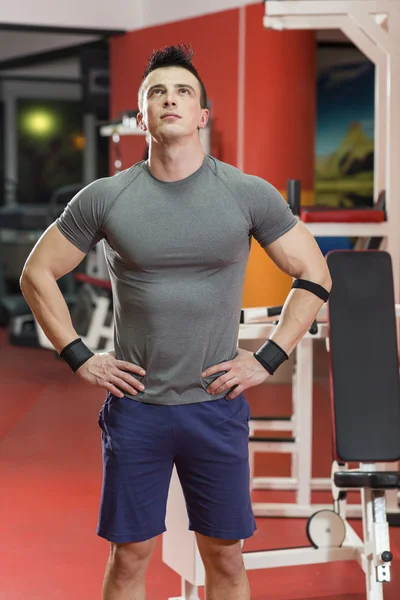 Hombre guapo haciendo ejercicio en el gimnasio - entrenamiento — Foto de Stock
