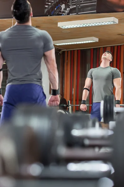 Guapo hombre gimnasio levantar pesas libres pesadas — Foto de Stock