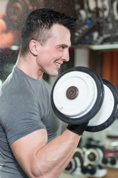 Ung man träna biceps - dumbbell koncentration curls — Stockfoto