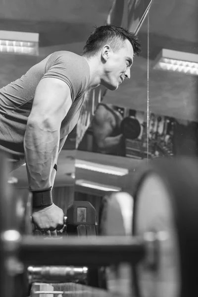 Joven ejercitando bíceps - Dumbbell Concentration Curls — Foto de Stock