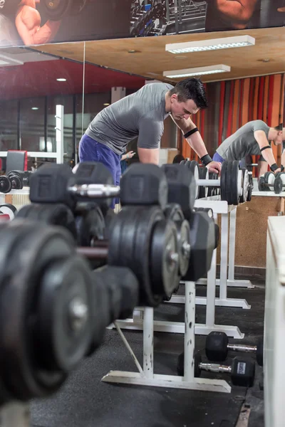 Equipamentos de treinamento de peso Sports dumbbells no clube de esportes — Fotografia de Stock