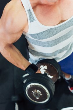 çok güç atletik adam vücut geliştirmeci, egzersiz ile aptal yürütmek