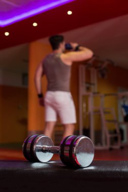 Arka planda etkin vücut builder ile büyük halter