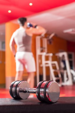 Arka planda etkin vücut builder ile büyük halter