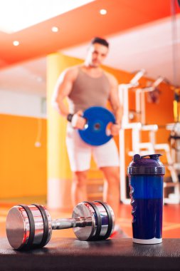 Dambıl ve protein vücut builder b ile kokteyl shaker