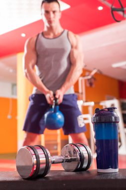 Peynir altı suyu protein shaker ve halter. Fitness ve vücut geliştirme adam 