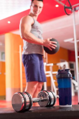 Peynir altı suyu protein shaker ve halter. Fitness ve vücut geliştirme adam 