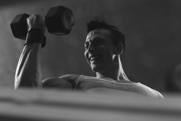 Low kew portrait of handsome fit male working out by lifting a d — Stock Photo, Image