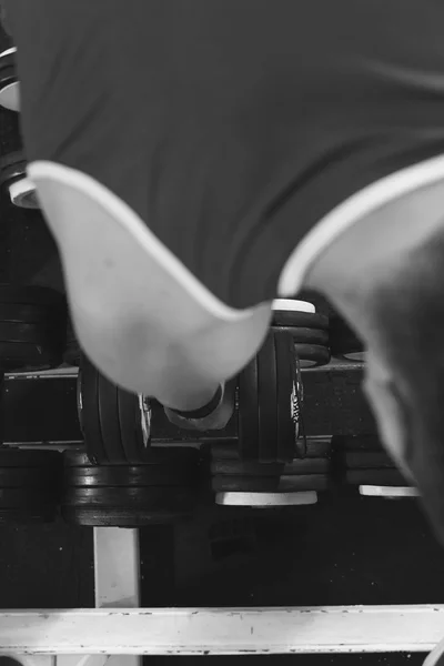 Mancuernas deportivas en el club deportivo. Equipo de entrenamiento con pesas —  Fotos de Stock