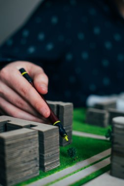 Büyük kentsel çizimler üzerinde kalem ile projelendirme. Şehir planlama