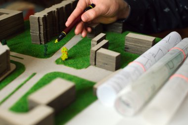 Büyük kentsel çizimler üzerinde kalem ile projelendirme. Şehir planlama