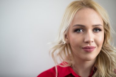 Kara tahta, boşaltmak karşı gömlekli sarışın kadın