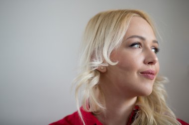 Yan görünümü closeup ileri arıyorum güzel sarışın kadın 