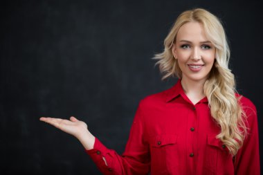çekici kadın hoş gülümseyen