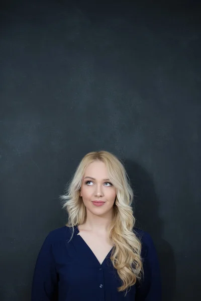 Blond kvinna i skjorta mot svarta tavlan, copyspace — Stockfoto