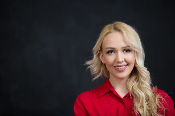 Atractiva mujer sonriendo agradablemente — Foto de Stock