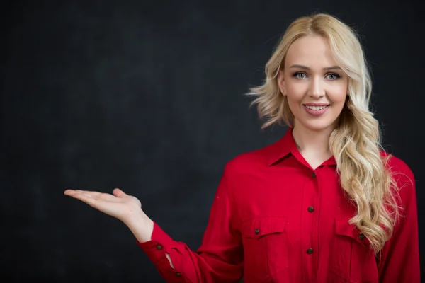 Aantrekkelijke vrouw die lacht aangenaam — Stockfoto