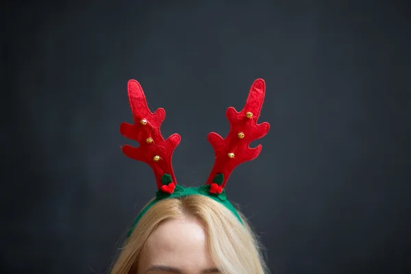 Šťastný usměvavá mladá žena nosí vánoční Jelení rohy. Vánoční — Stock fotografie